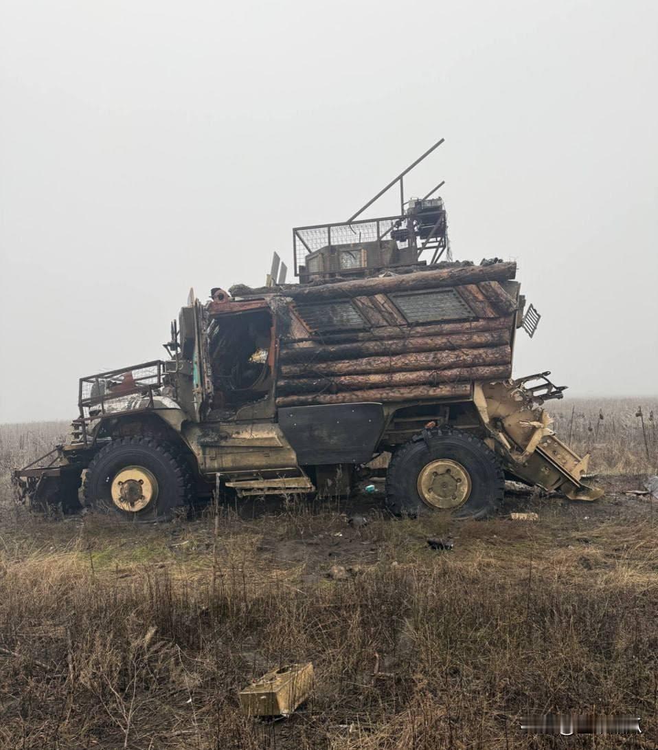 好好看看，这就是红军村方向，被摧毁的乌军装甲运兵车，比俄军的刺猬坦克还有型，外面