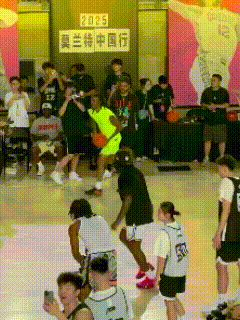 莫兰特的这一记扣篮，怎么有点似曾相识的感觉呢莫兰特致敬库里 ​​​
