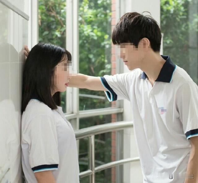 福建，12岁女生小丽和13岁男生大壮早恋，班主任发现后告知了家长，并强调了早恋的