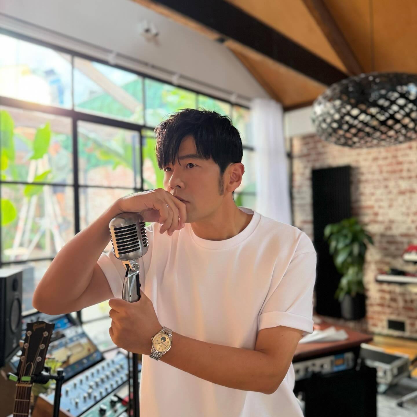 周杰伦  20260303更新Instagram杰伦：馬年的第一個滿月，與 @ 