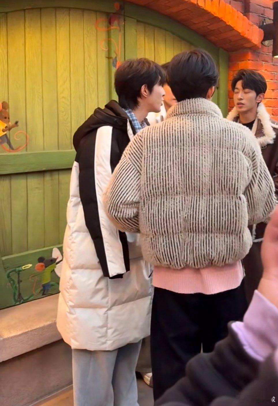 好羡慕今天去迪士尼的宝宝，算一场见面会了吧，这么近距离看黄星邱鼎杰