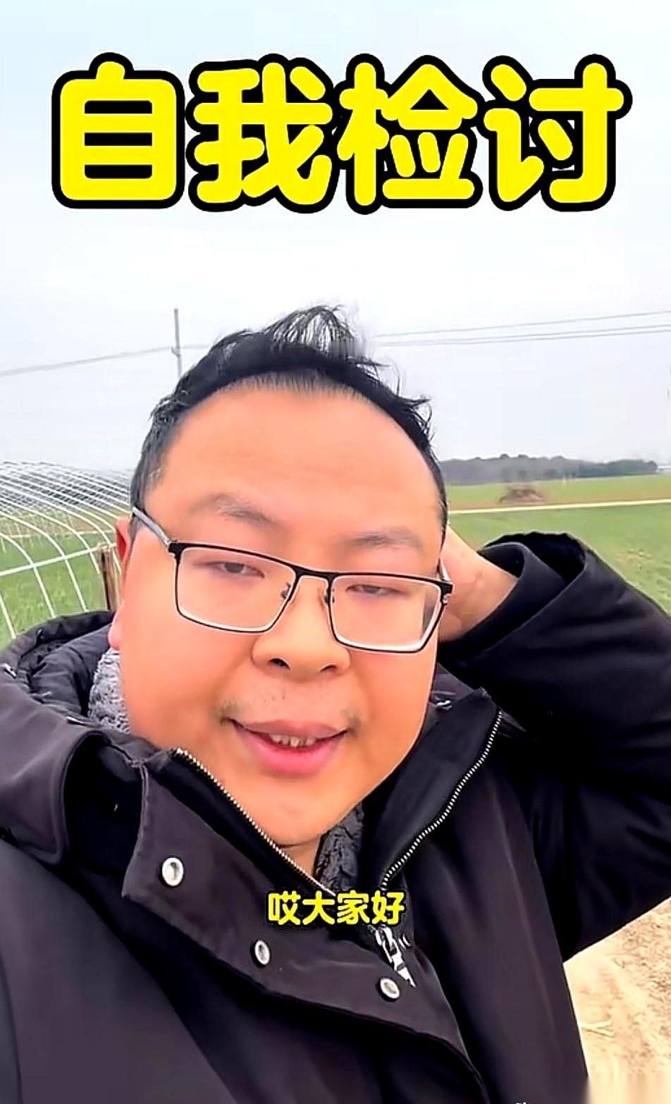 老贾，那个我们眼睁睁看着在路灯下学一建的老贾，塌房了。
亲手把自己给埋了。
真的