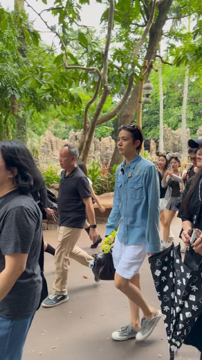 在最快乐的地方偶遇了李羲承李羲承拿着三眼仔发箍在港迪最快乐的地方遇见心动的人，李