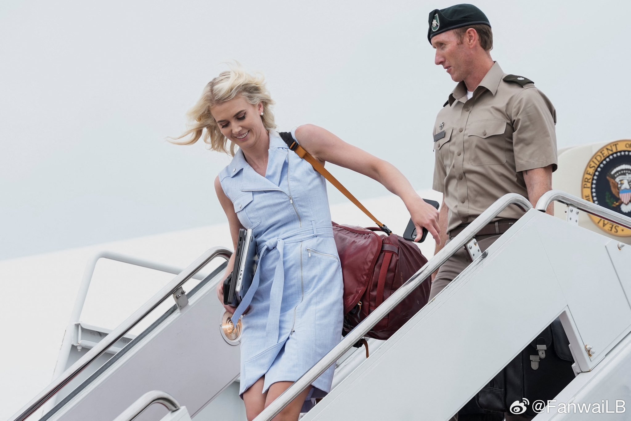 来欣赏一下美国特朗普总统的旅行伙伴娜塔莉哈普，迈步走下空军一号。有美媒称，她的主