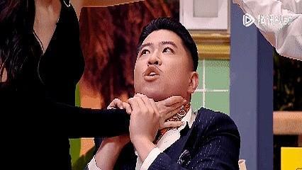 职场喜剧，越来越让人笑不出来了。

喜剧老师说，喜剧需要“上帝视角”，让你隔岸观