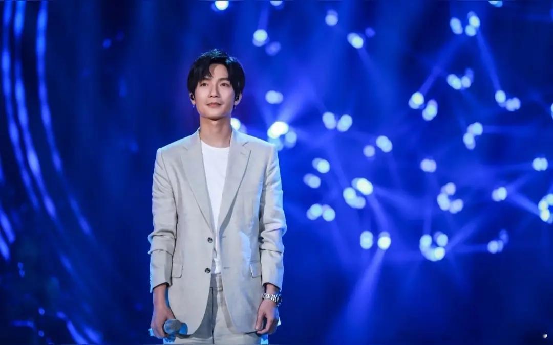 陈楚生一曲无题送给南昌听陈楚生在南昌唱《无题》，突然懂了什么叫“歌城互懂”。歌曲