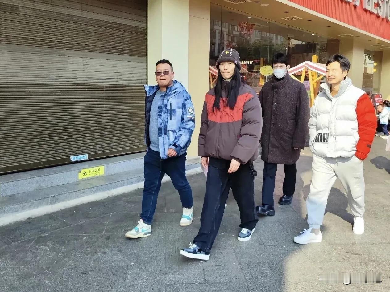 看完这些照片，我的心理也平衡了！原来明星回乡也是一样的充满乡土气息。
和大表姐一