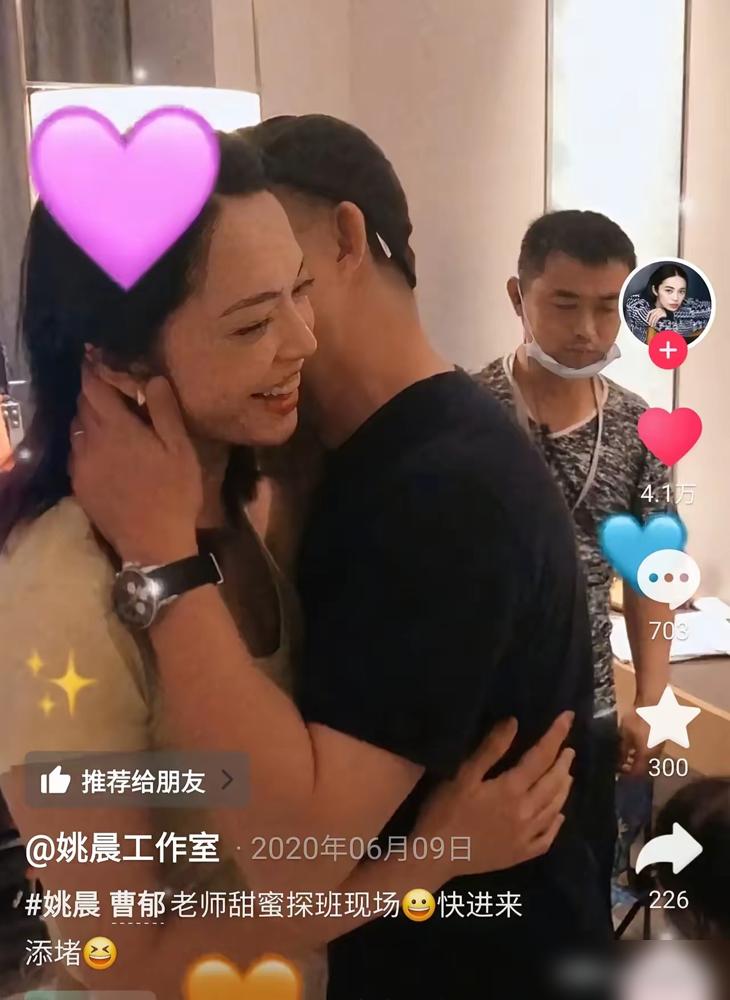 金鸡奖上还装不熟，姚晨和曹郁这场戏，原来早就杀青了。
 
前脚首映礼，俩人中间隔