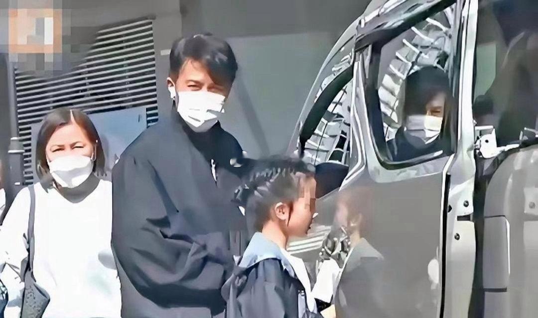 没想到小糯米已经十二岁了，孩子平时基本都是刘恺威负责接送，每天都会出现在学校门口