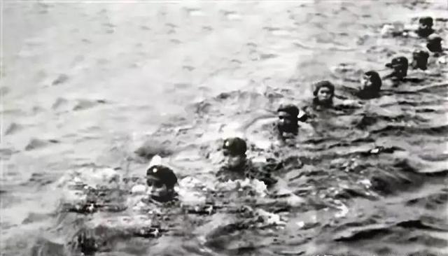 1965年9月29日，解放军驻琼某部9名战士武装泅渡琼州海峡，每人携带手枪、子弹