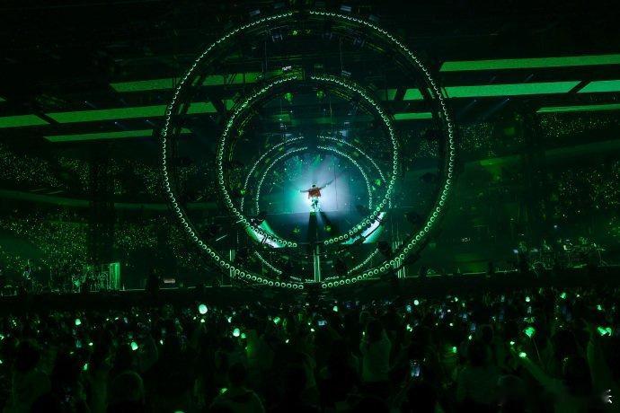 王源把床搬到了客厅 跨年演唱会的惊喜舞台！王源直接把床搬上悬空舞台，组曲演唱舒适