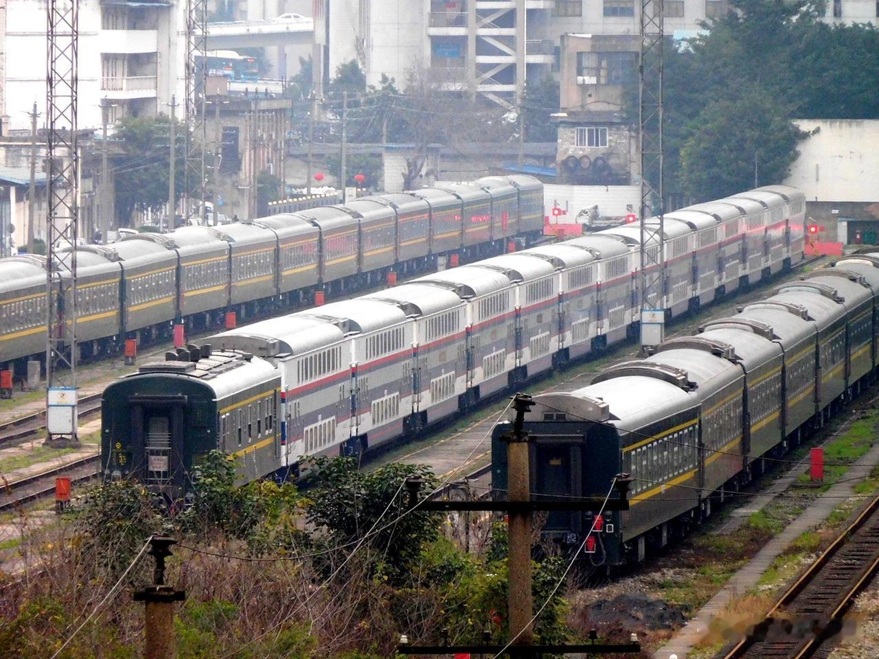 2022年春运期间停在重庆火车站旁边客车整备所的双层客车，这是宝鸡到重庆的K10