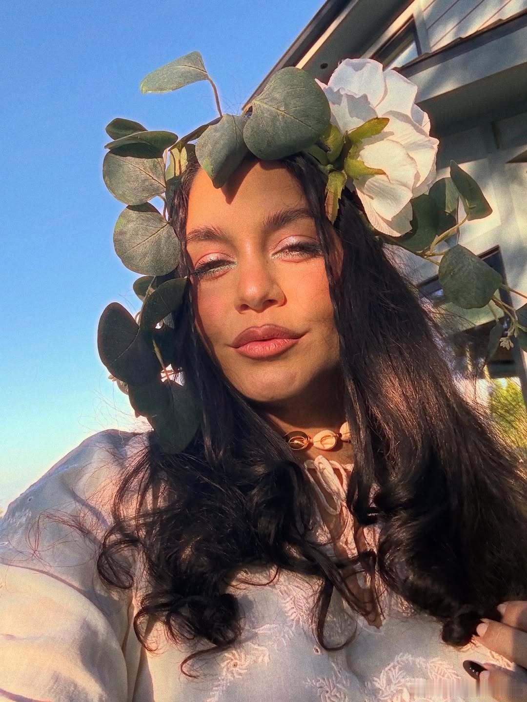 身怀六甲的Vanessa Hudgens凡妮莎哈金斯今年万圣节cos了地球，本色