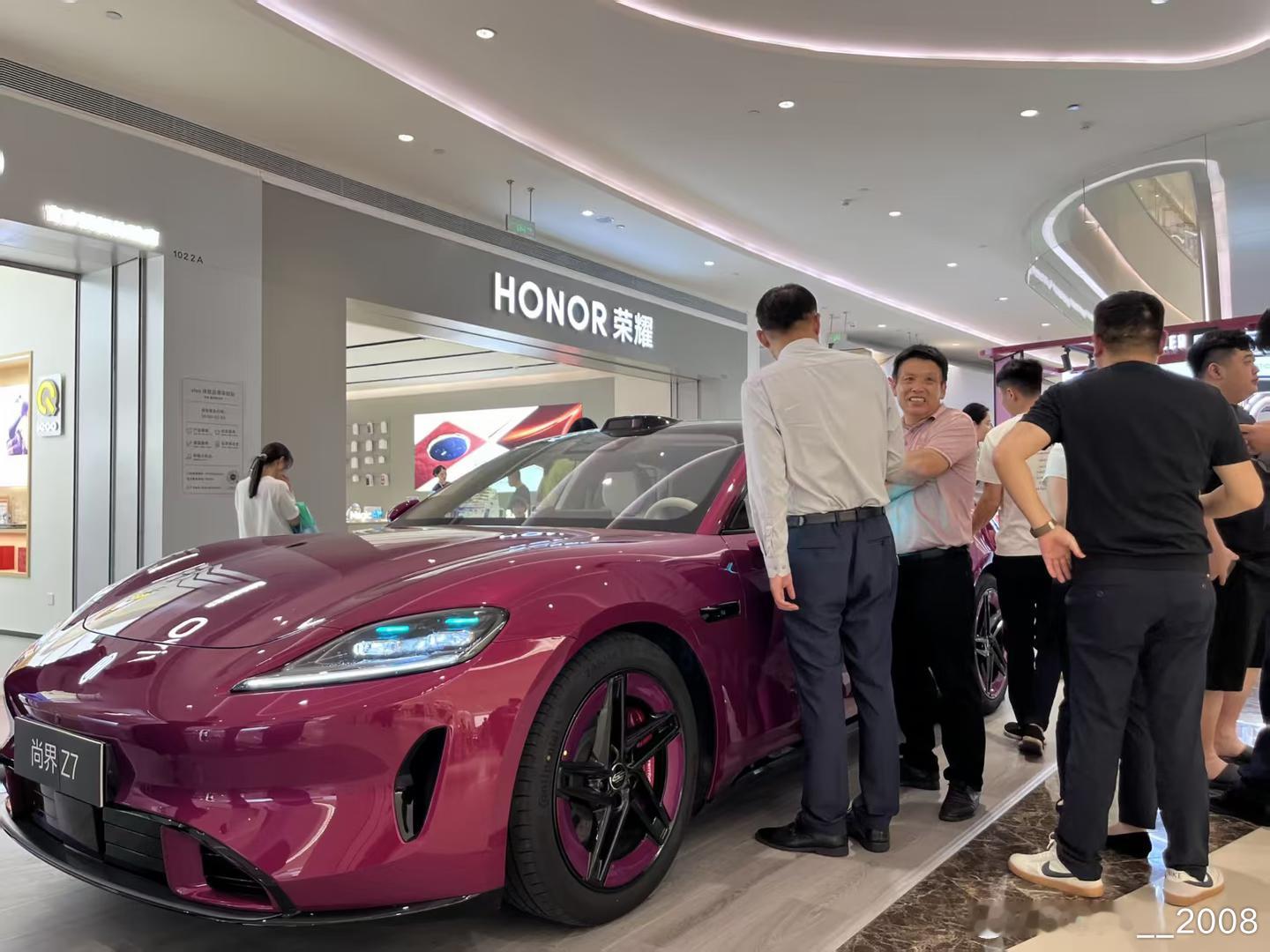 今天周末，店里来看尚界Z7的人真多啊感觉这销量会超小米SU7 