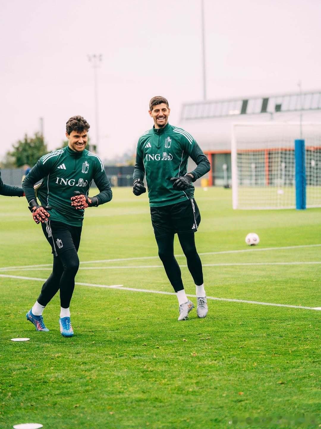 库尔图瓦: ❤️❤️❤️ ​​​