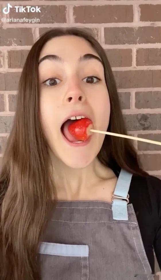 #TikTok掀起冰糖葫芦热# 喜欢上网的朋友应该还有不少人不知道TikTok跨