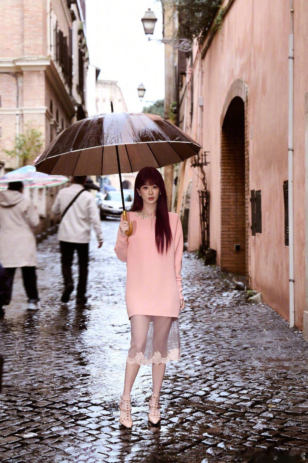 杨紫后援会集体辞职解散重组，并且对于曾经没能做好，向杨紫和杨紫粉丝道歉。 