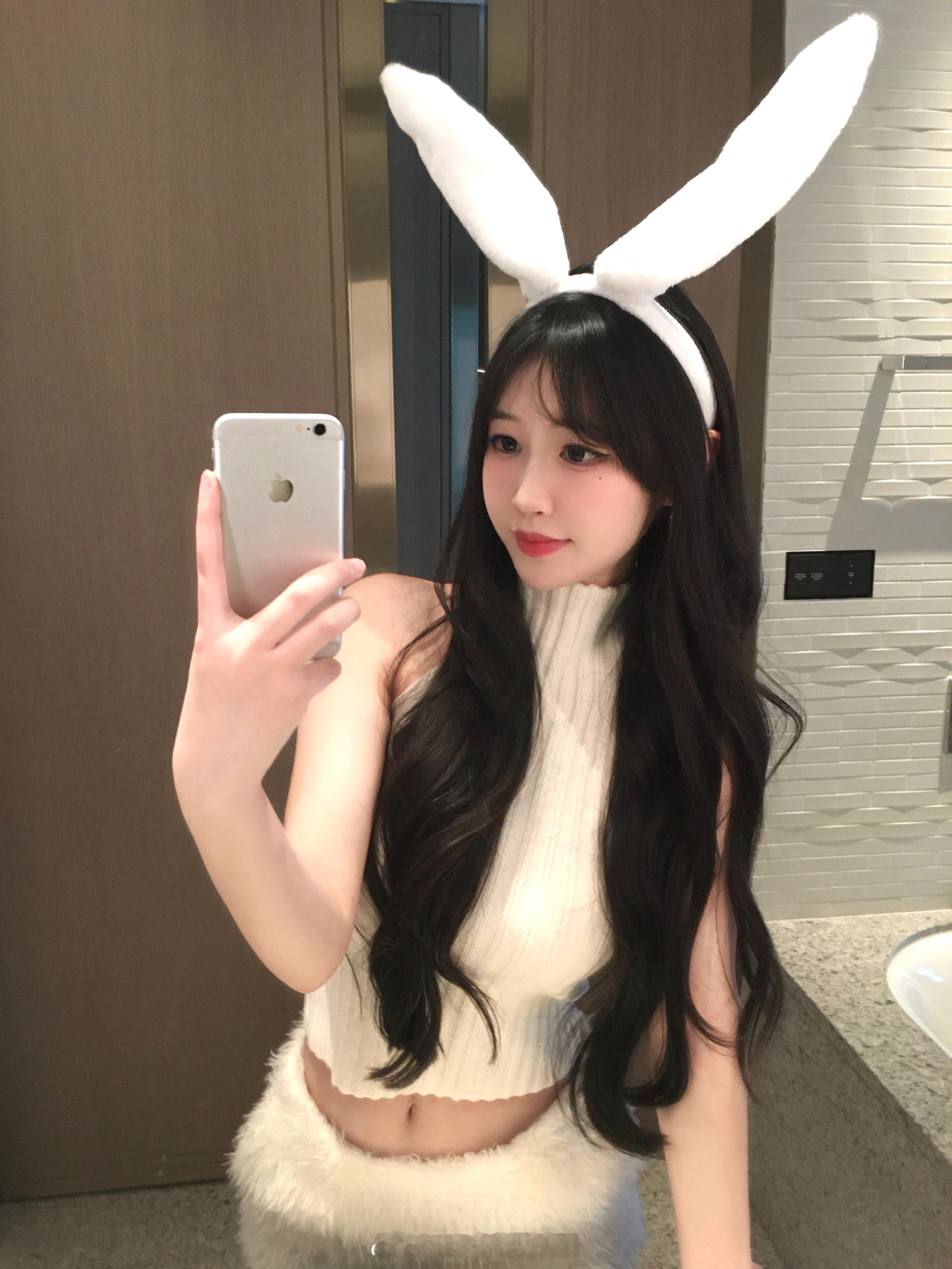 你真的好可爱 我可以把手伸进你衣服里面吗我不会做什么的 只是想看看你心里有没有我