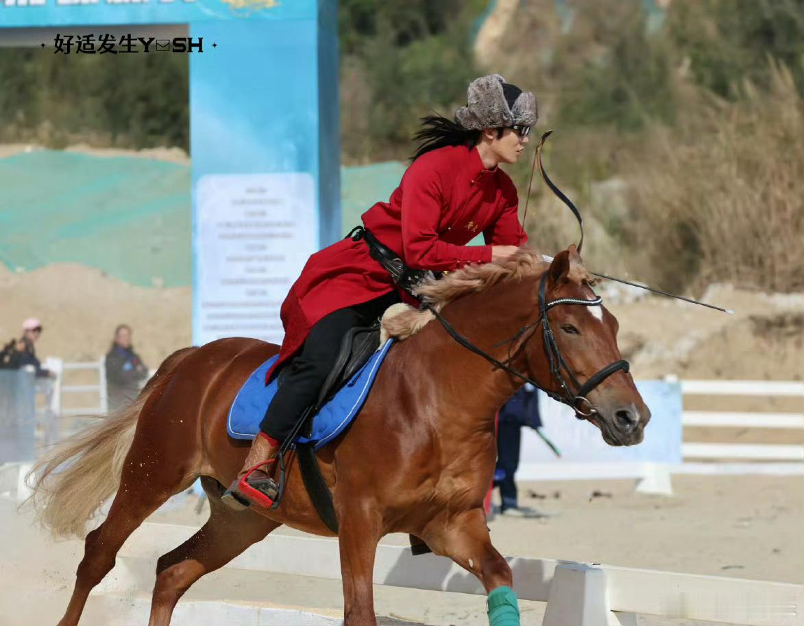 于适参加首届骑射锦标赛 这个拉弓真的太帅了 是谁又梦回封神了[爱慕] 