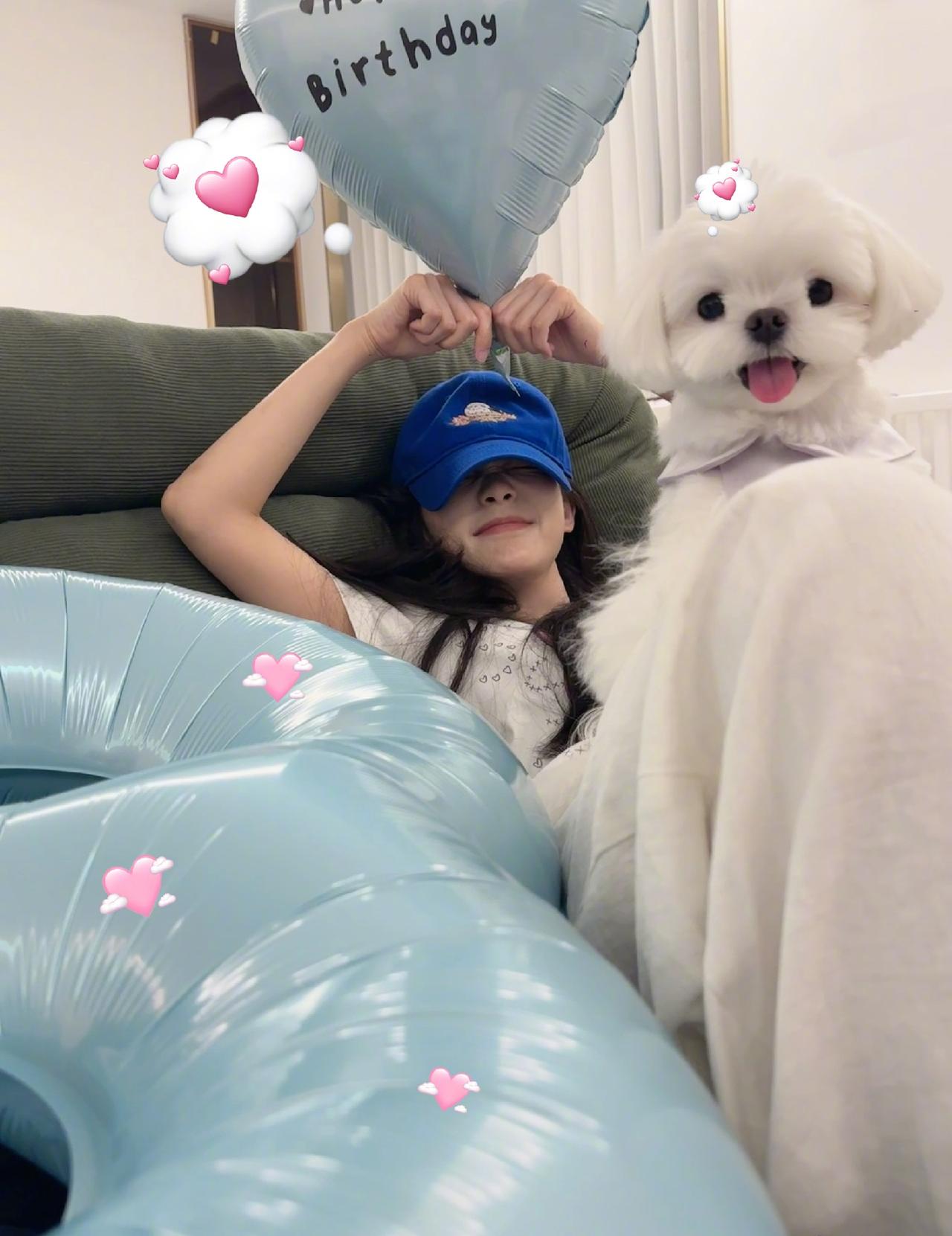 李一桐[心]给家里“李肉肉”过生日，好有爱[尬笑]
这🐶，眼神也太“无辜”了吧