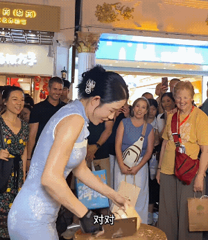 这位女英雄，先练体操又练了健身，最后还练了刀法，老外被中国人的卷都看傻了，没想到