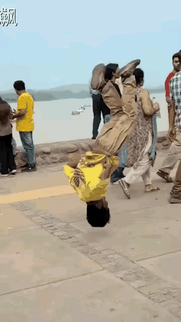 大家看看这阿三铁头功。印度小伙一心想复刻少林铁头功的“传奇”，以为脑袋练硬了就能