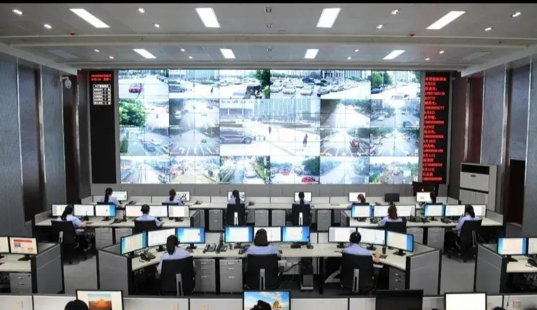 最新骗局来了，99%人都会上当，早知道早防备！
国庆期间，小张驾车回老家，途中收