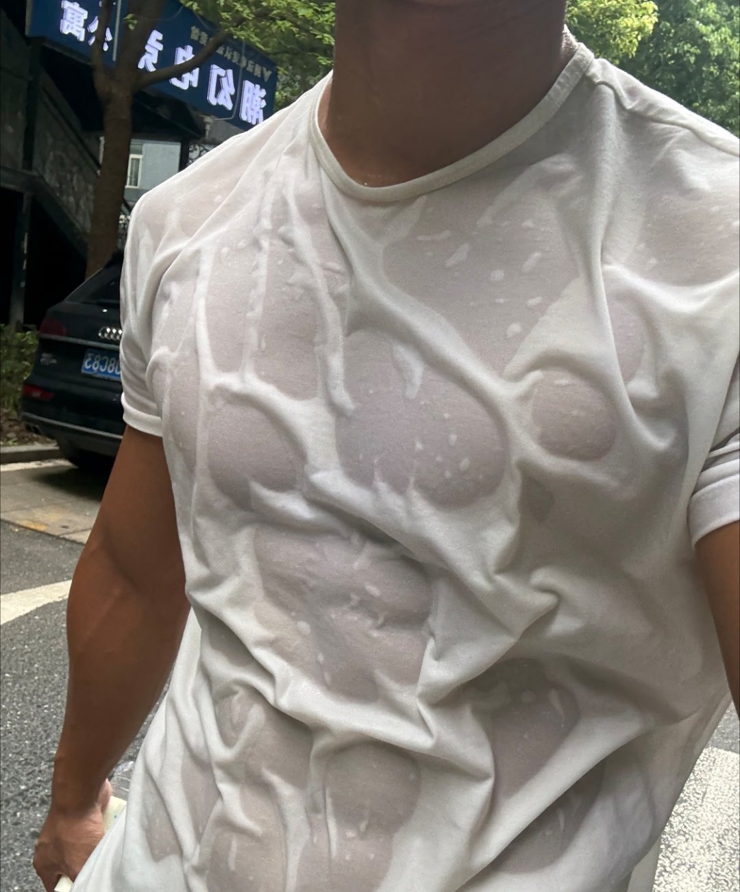 汗腺发达的人如何度过夏天多出汗反而帮助排毒、疏通毛孔。夏天适当运动后冲个温水澡，