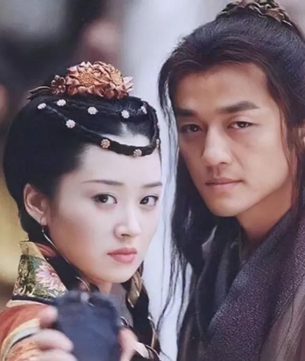 令狐冲踩空，任盈盈拉住他。源自空翻蝶式，是房中书三十姿势之十一

空翻蝶式来自洞