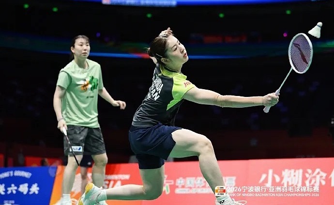 羽毛球亚锦赛女双首轮，日本组合志田千阳/五十岚有纱以21-11、18-21、12