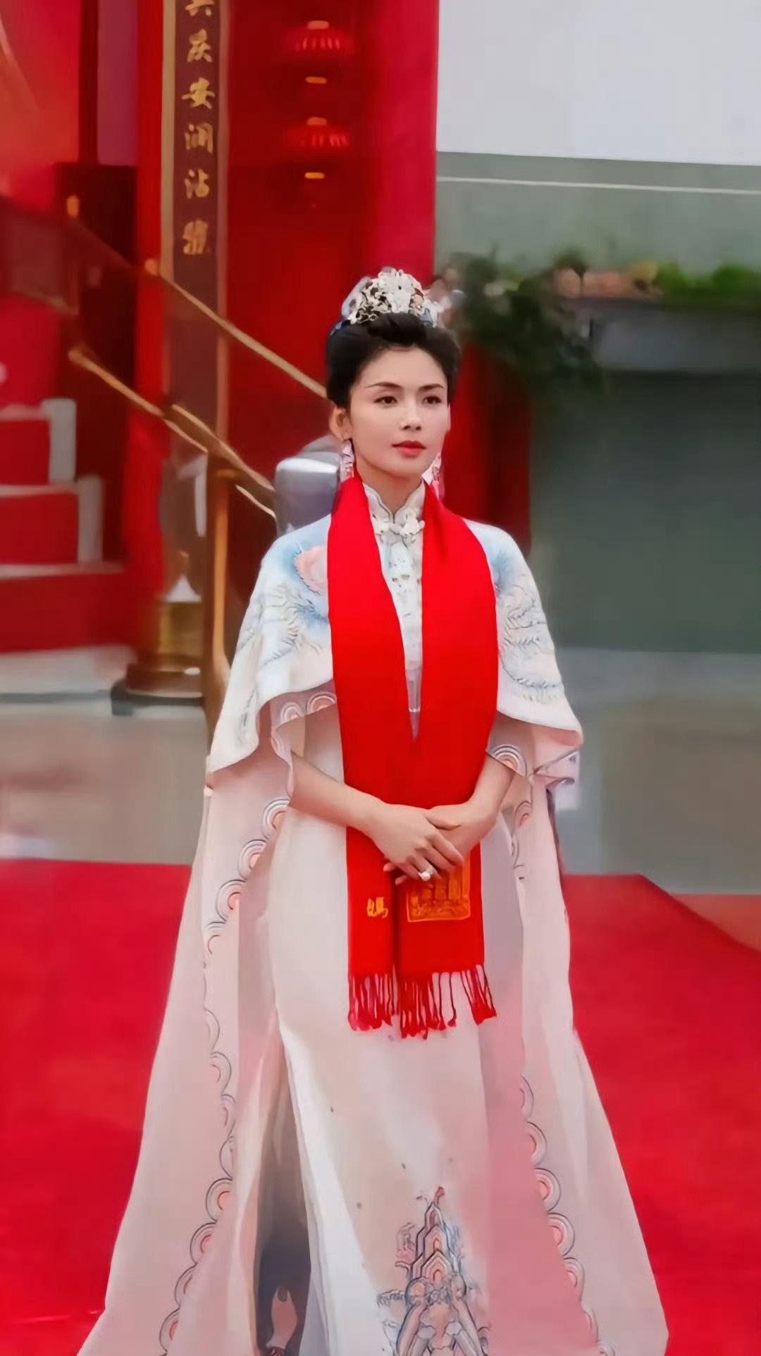 去庙里问角色能不能演，还一连三次“圣杯”同意，这事儿听着就玄乎。
关键是，现场还