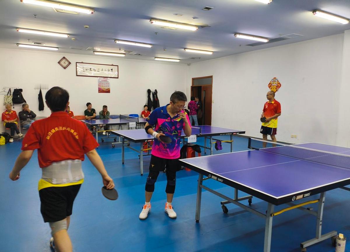 正手老打飞？
不是你没劲，是动作在瞎晃。
别抡胳膊，腰一转，手一送，球就听话了。