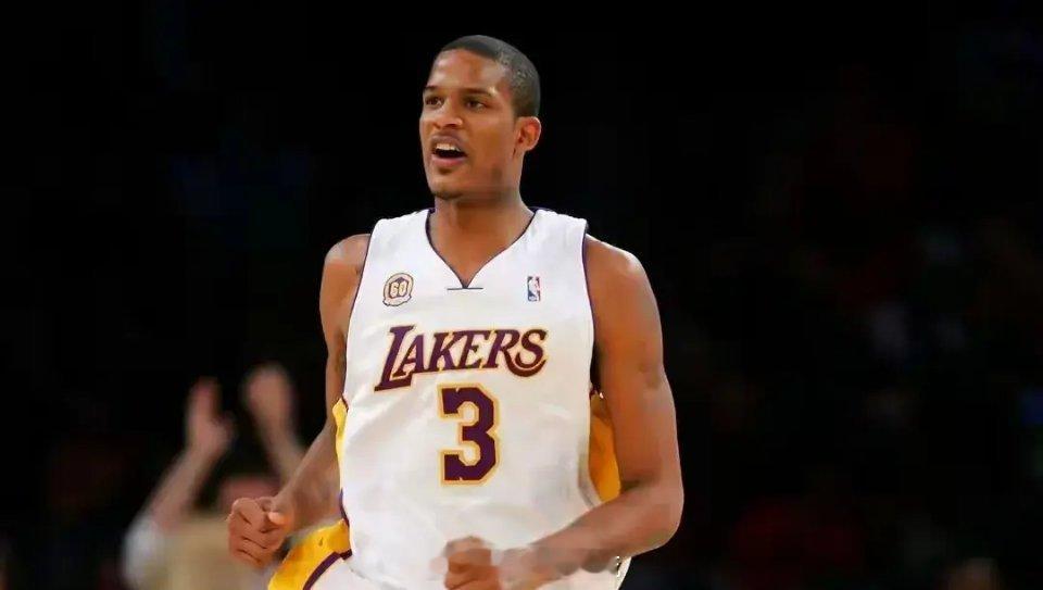 阿里扎绝对是人生赢家！！ 第一份；2年107w美金，尼克斯第二份；3年930w美