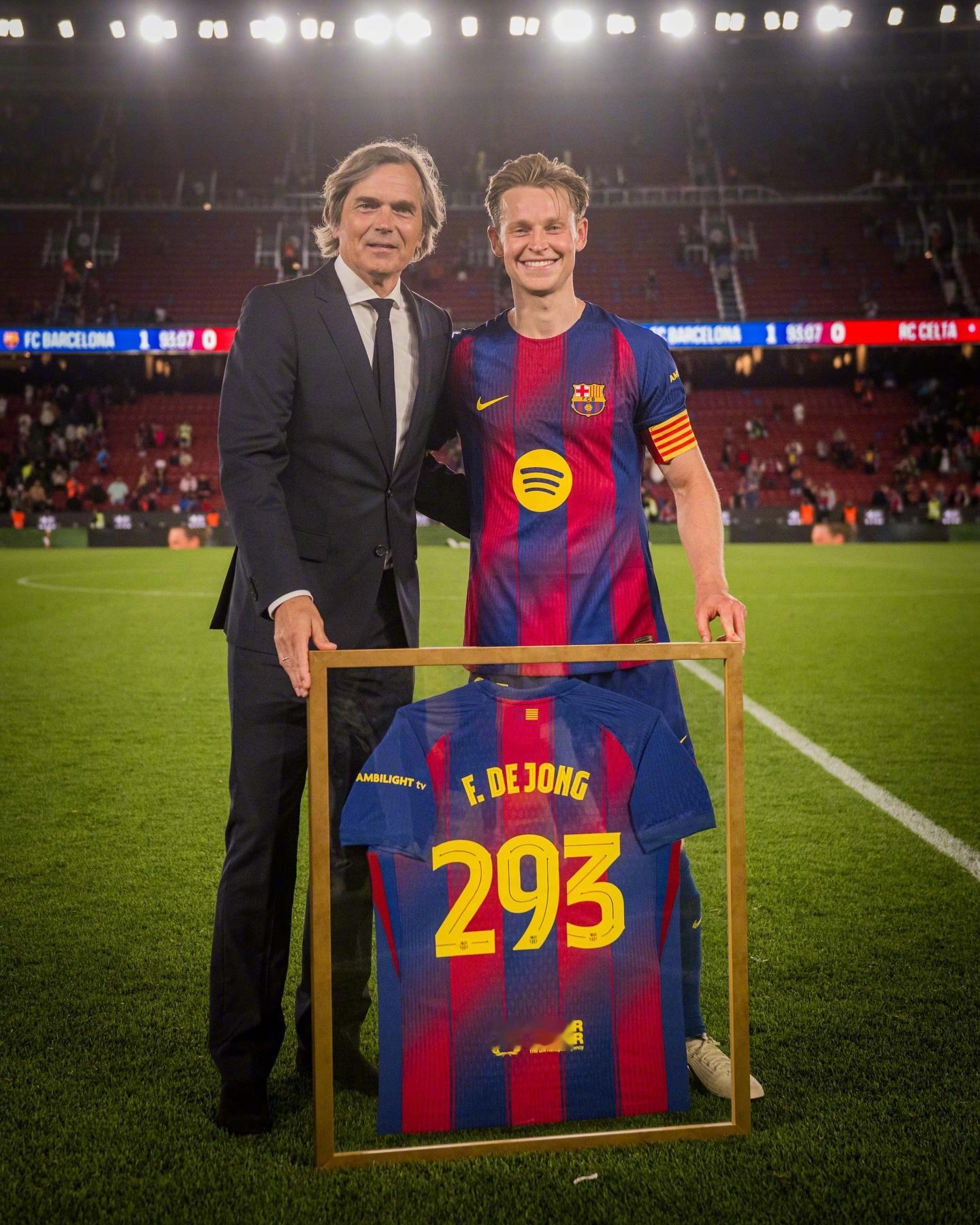 🎁科库在赛后现身Spotify诺坎普球场，为德容送上纪念球衣2️⃣9️⃣3️⃣