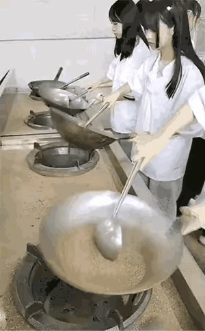 美女厨房，炒的都是土，她们做的是什么。
