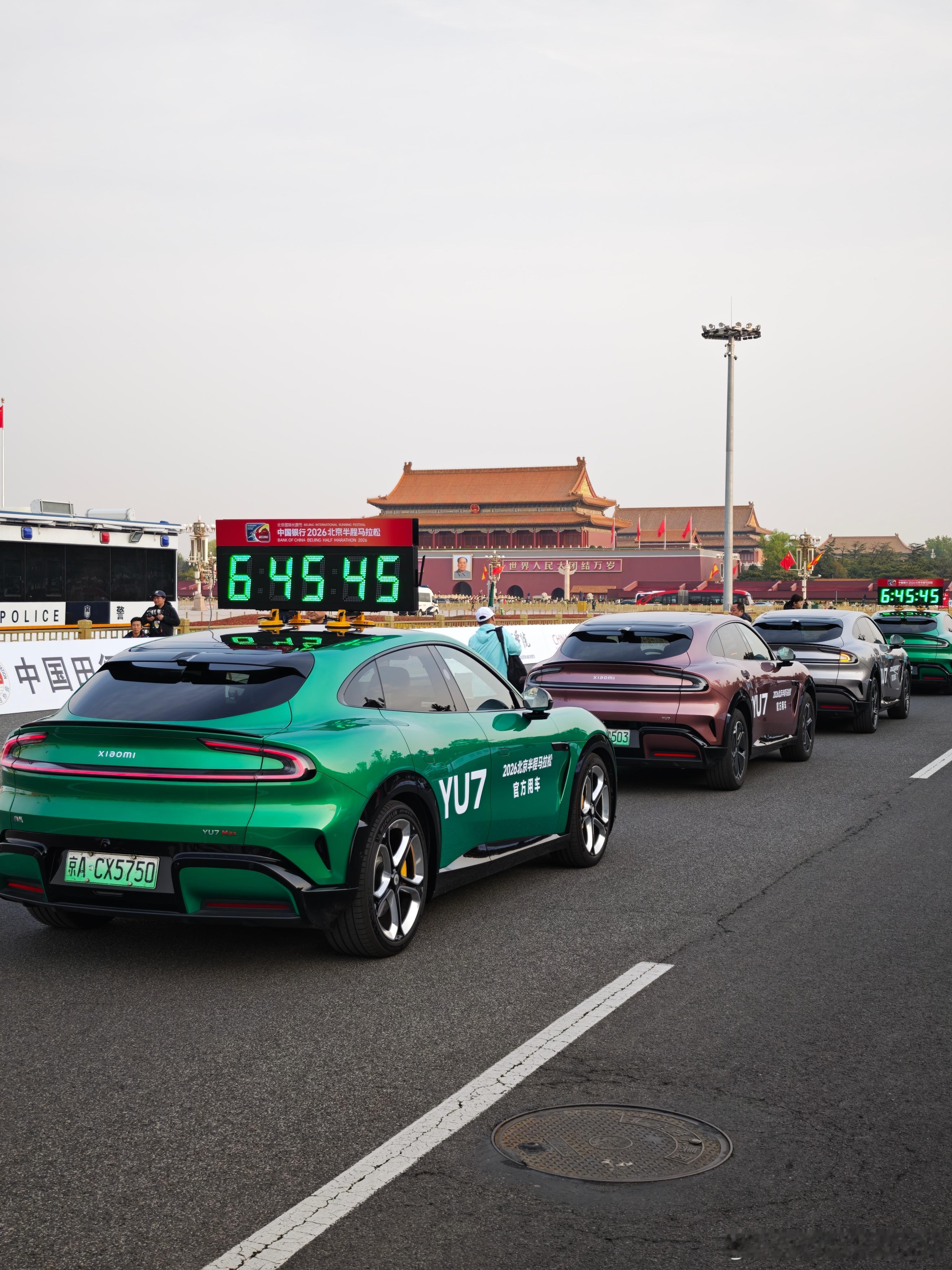 小米YU7北半马领跑今天北半马开始了，小米YU7作为领跑车出场并且贡献了名场面天