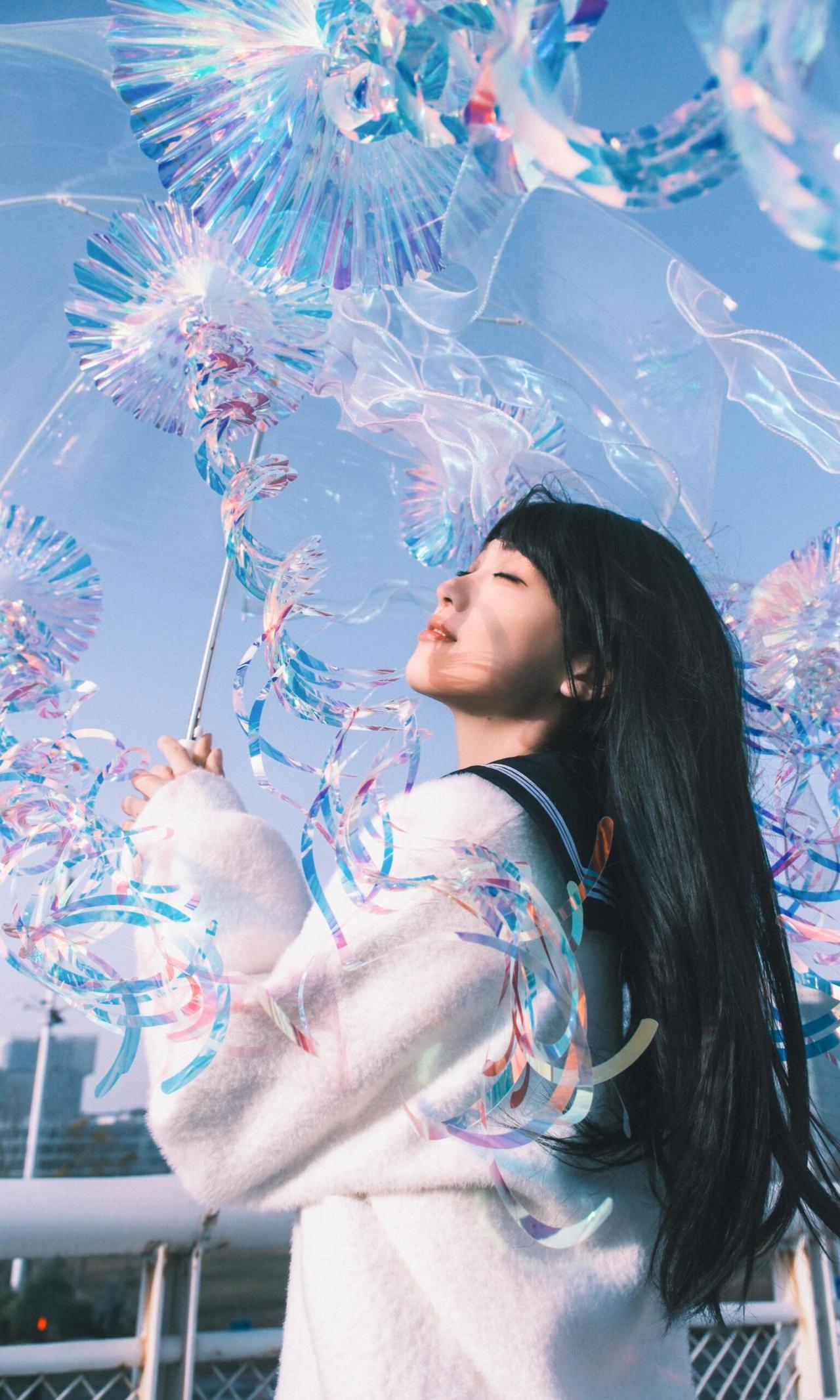 作品以木质花架为框架，将人物包裹其中，框架构图不仅隔绝了背景干扰，更让人物成为视