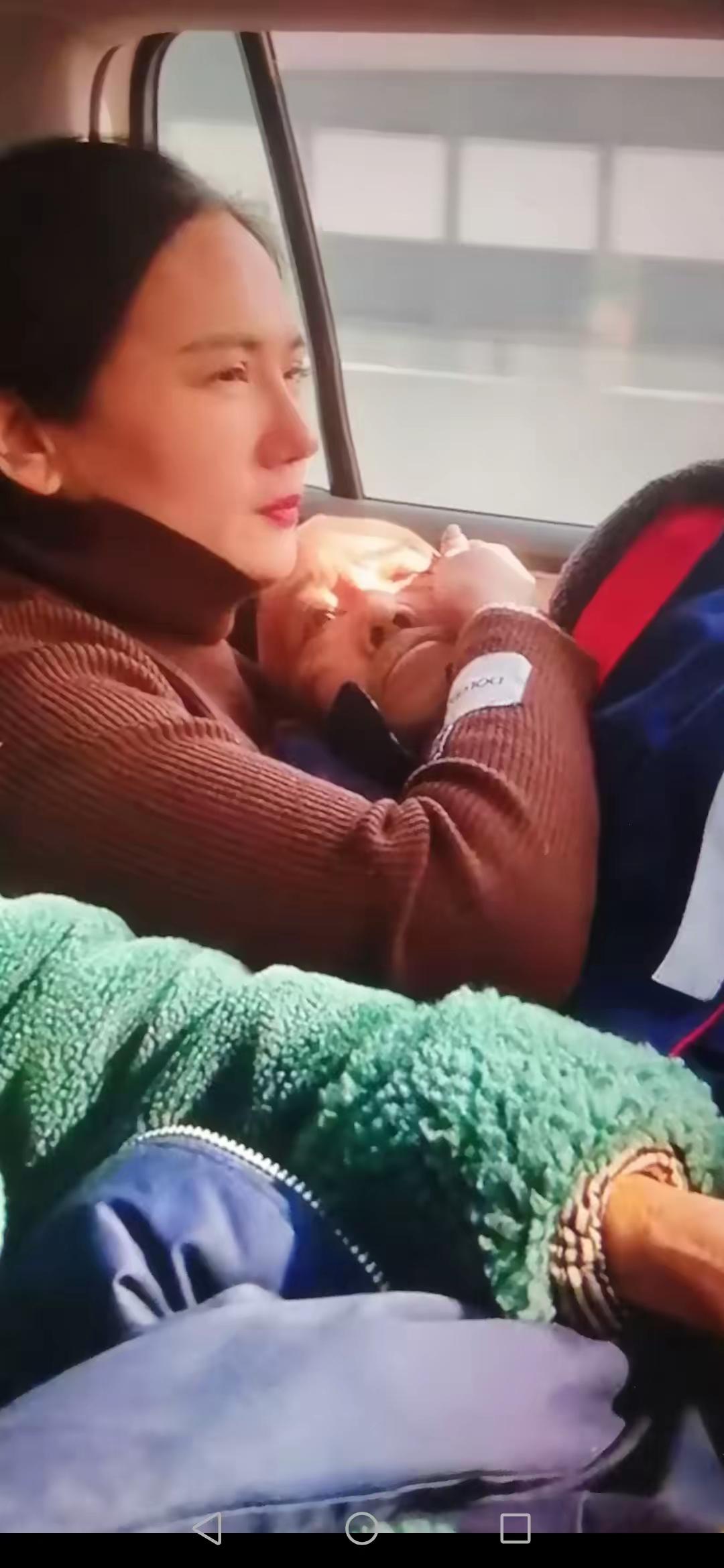 催人泪下！落叶归根。老爸在女儿家住了20年，感觉身体一天不如一天，向闺女提出把他