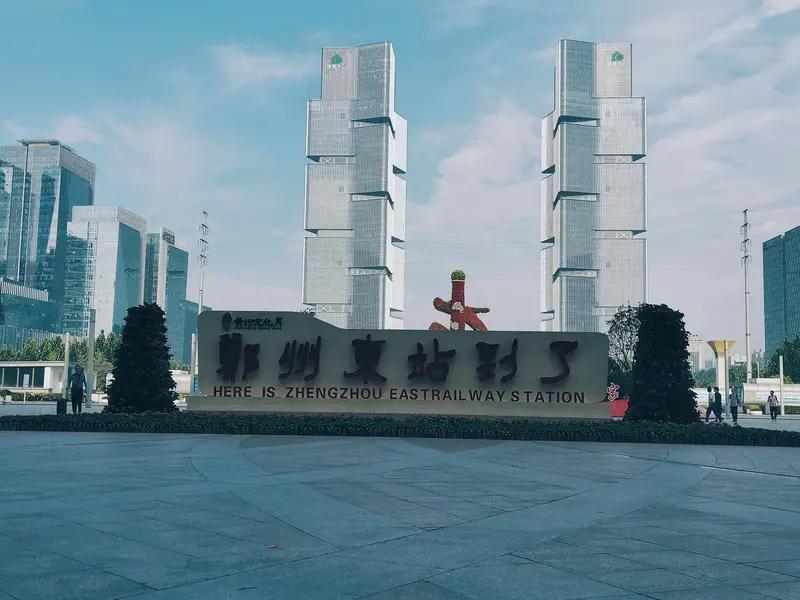 令人动容落泪。我知晓有两位九十多岁的老人，去年从郑州乘坐普通客车，既非高铁，也不