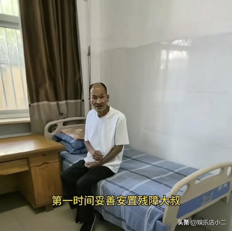 河北保定扛水泥残障大叔最新照片曝光，他在第一时间被安排在旅店里，而身份户籍信息被