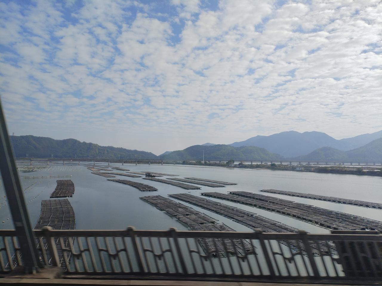 汕尾市螺河入海口附近的景观，天气晴好，絮状的白云显得悠闲，水域宽阔，因为除了河流