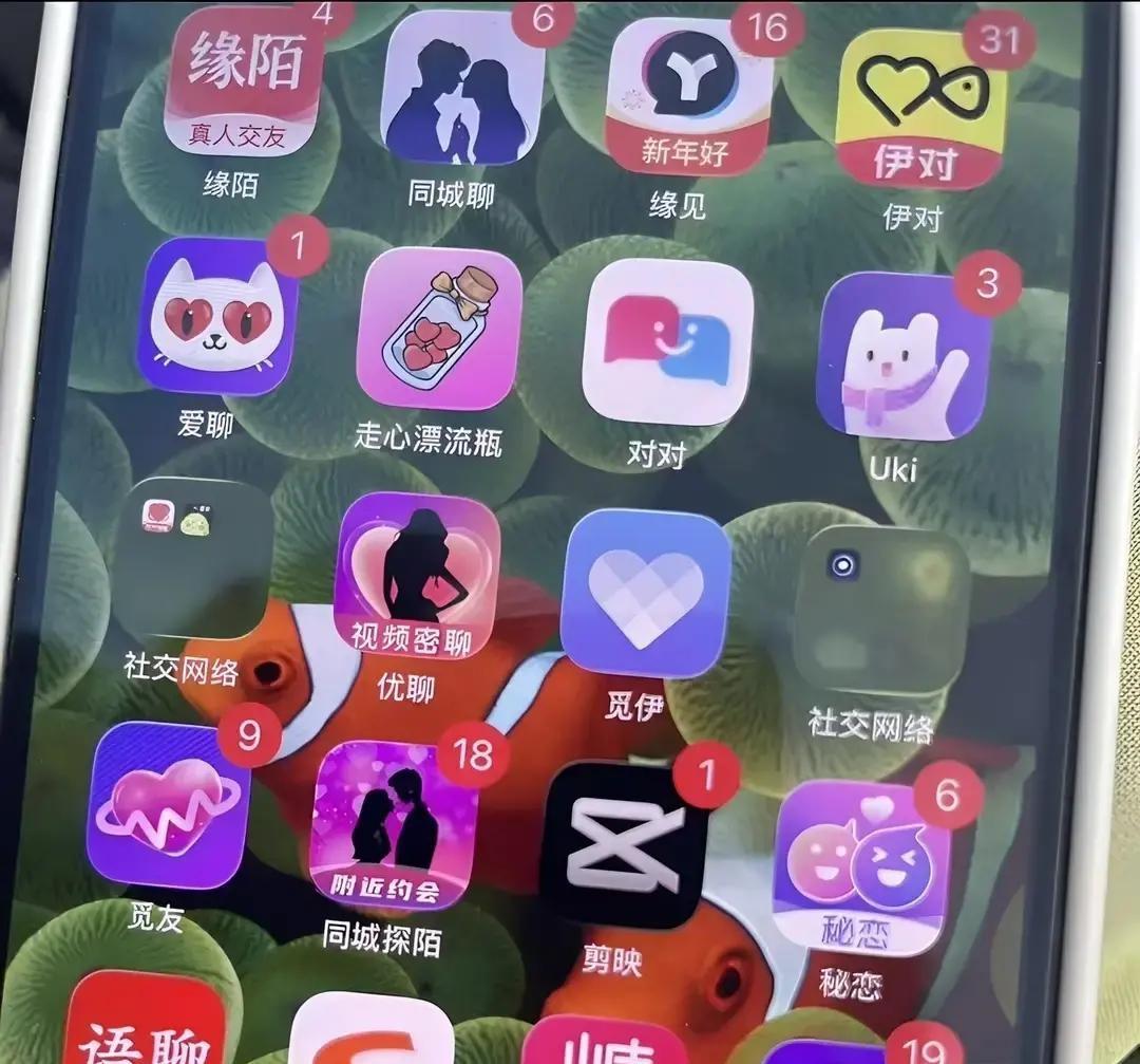昨晚闺蜜跟我哭诉，她无意中点开老公的抖音后台，发现里面密密麻麻全是跟一个年轻姑娘