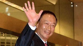 郭台铭谈及两大在野阵营国民党与民众党的合作时，引用寓言故事称，北风越吹越冷，用强