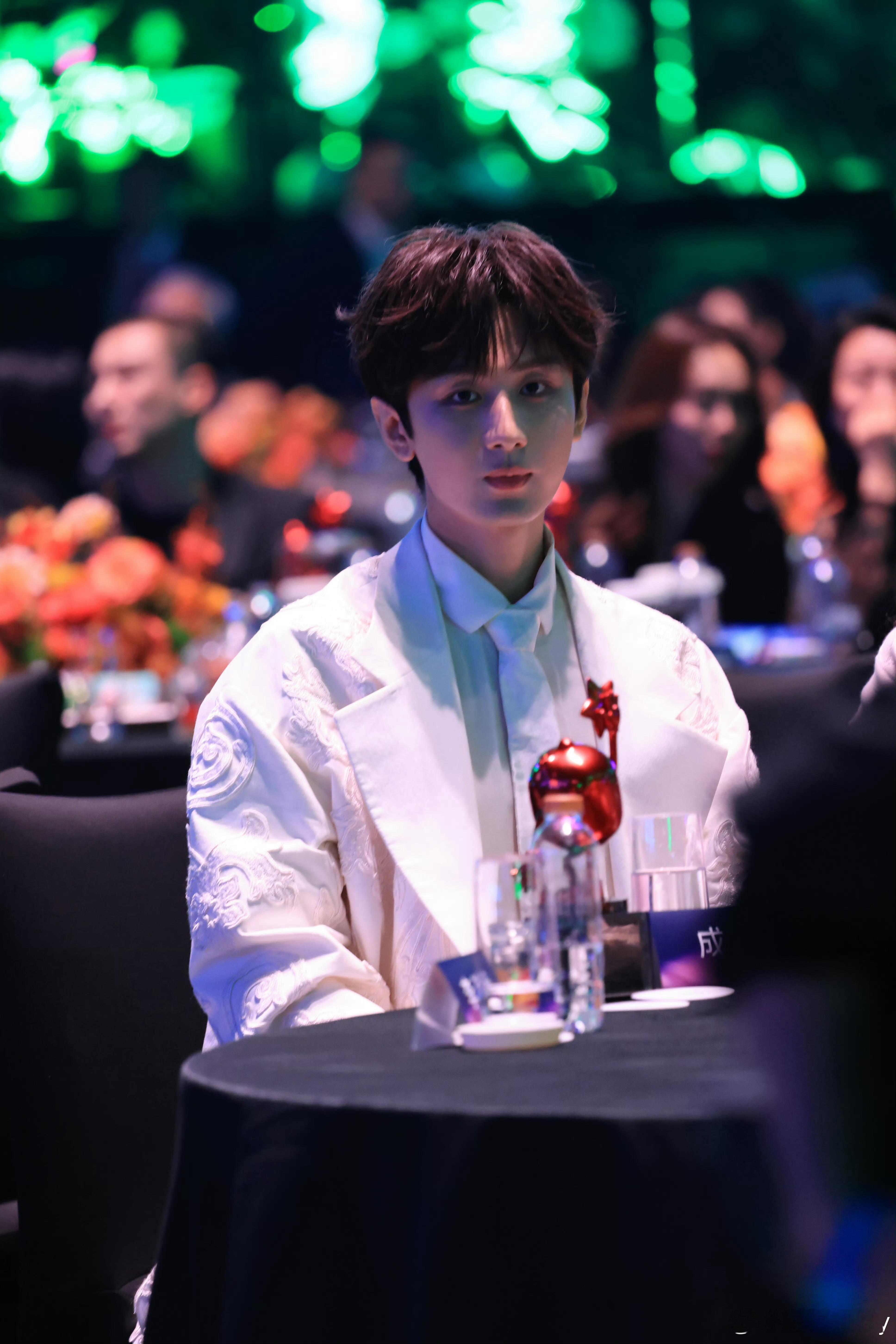 成毅0517生日快乐 毅淇同行成毅0517生日快乐成毅，别人乘着游轮就能抵达，你