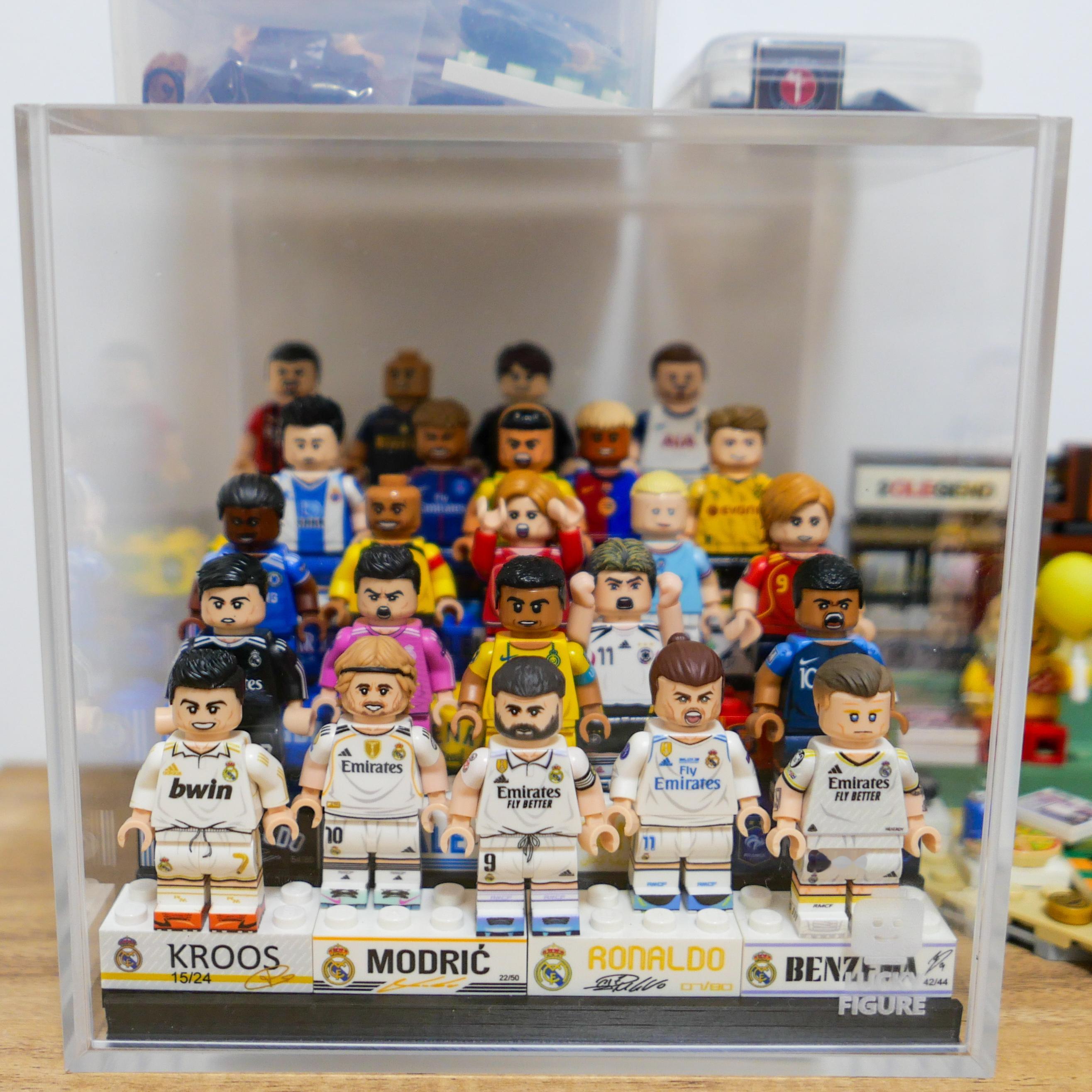 给人仔买了个新小盒，一体成型，非常板正，很透很亮，是我买到的最好的人仔盒子了 