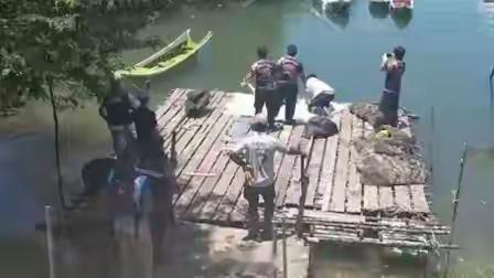 泰国水中一女尸脖子被两只30斤重混凝土哑铃锁住，但还是漂浮出水面被人发现…目前这