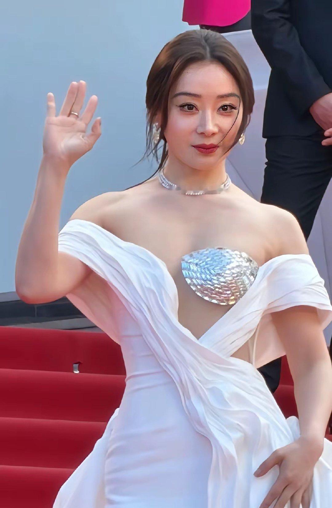 这衣服设计得太过大胆，本以为没人敢穿，不料袁姗姗直接穿去戛纳红毯 