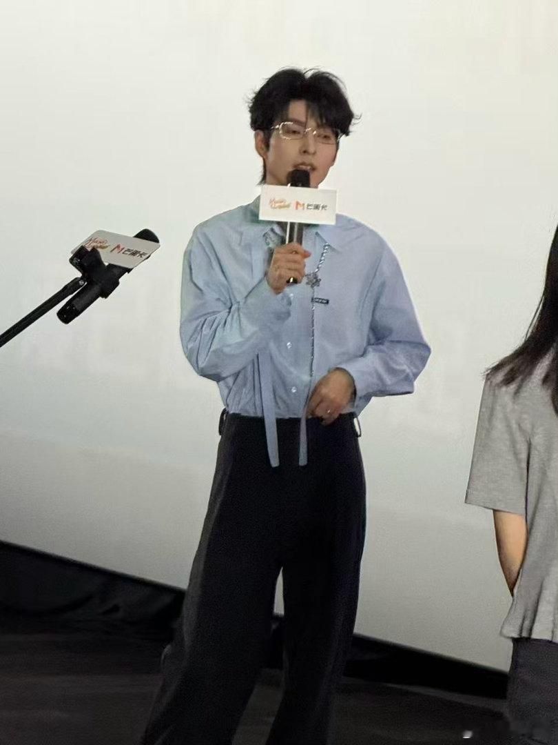 文韬录初入职场金融季有包袱文韬回应何运晨的礼物 文韬说收到小何的礼物很开心，更打