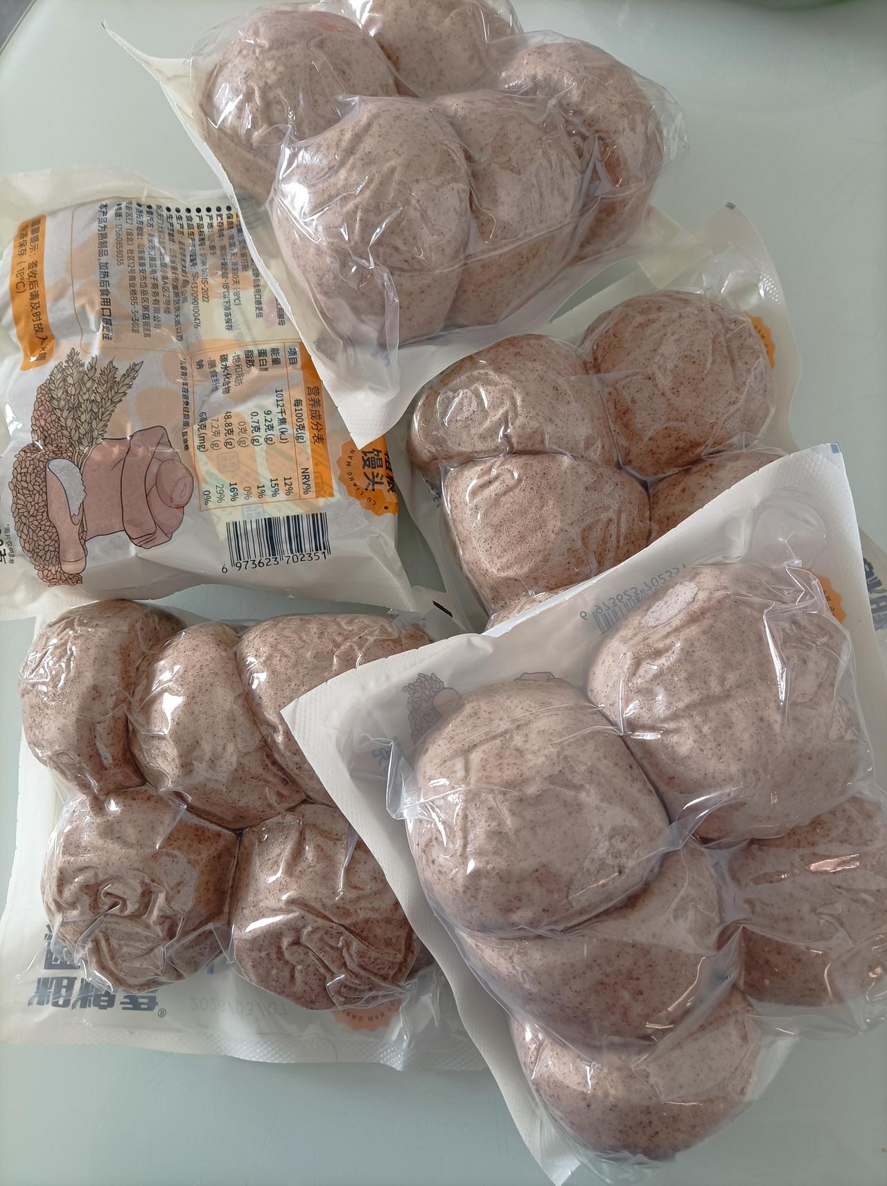 (7)昨天下午刚取回来的我儿媳妇买的各种杂粮馒头，有荞麦的，玉米的，小米的，黑米