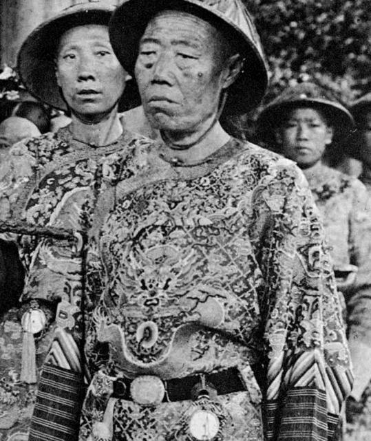 1966年，考古专家在北京意外发掘出大太监李莲英的陵墓。当研究人员小心翼翼地开启